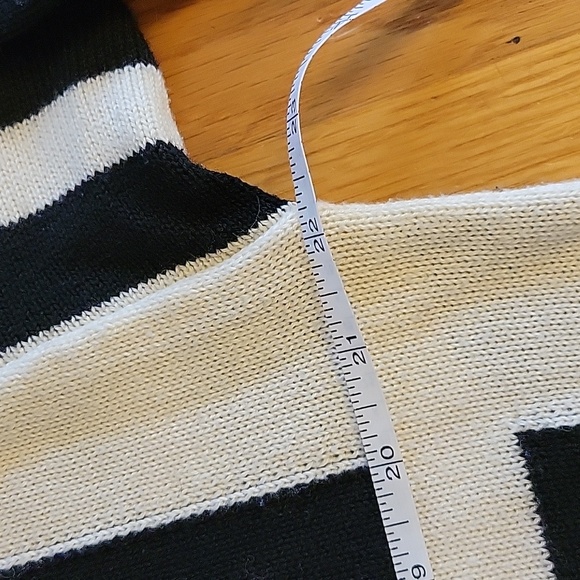 Women's size large sweater - Picture 4 of 7